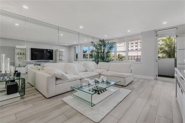 Property Photo:  100 Lincoln Rd 323  FL 33139