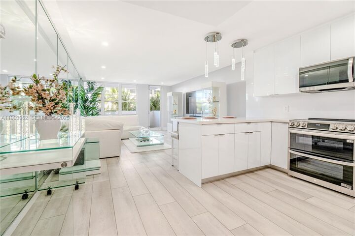 Property Photo:  100 Lincoln Rd 323  FL 33139 