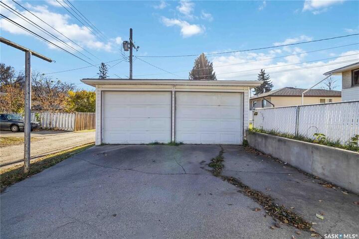 Property Photo:  1106 P Avenue N  SK S7L 2W7