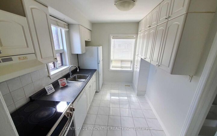 Photo de la propriété:  3 Calderon Crescent Crescent Main  ON M2R 2E4
