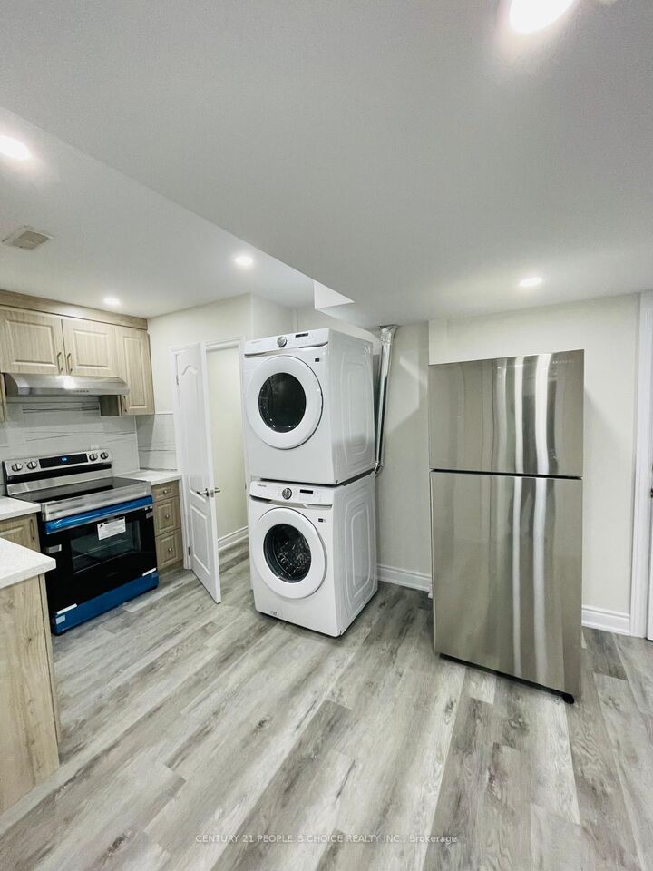 Photo de la propriété:  44 Enford Cres Bsmt Crescent  ON L7A 0G1