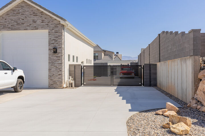 Property Photo:  1624 W Chandler Dr  UT 84770