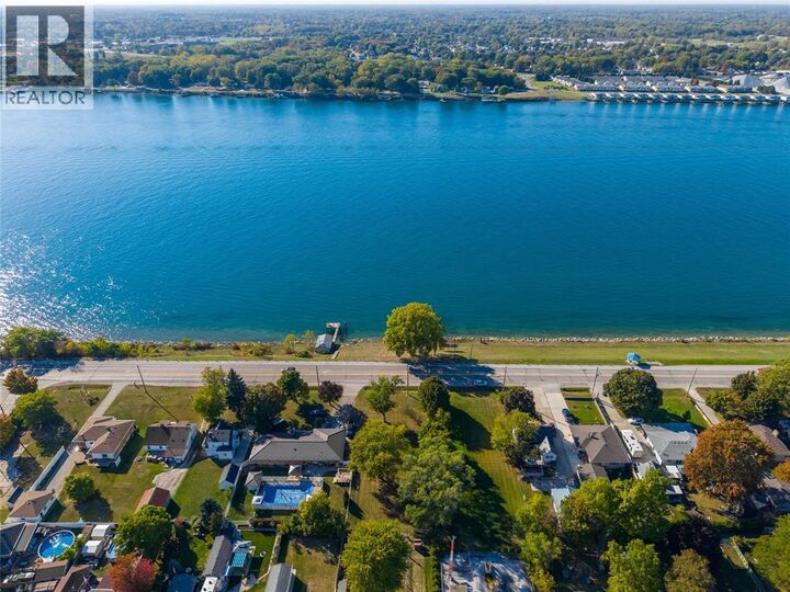 Photo de la propriété:  2002 St. Clair Parkway  ON N7T 7H5