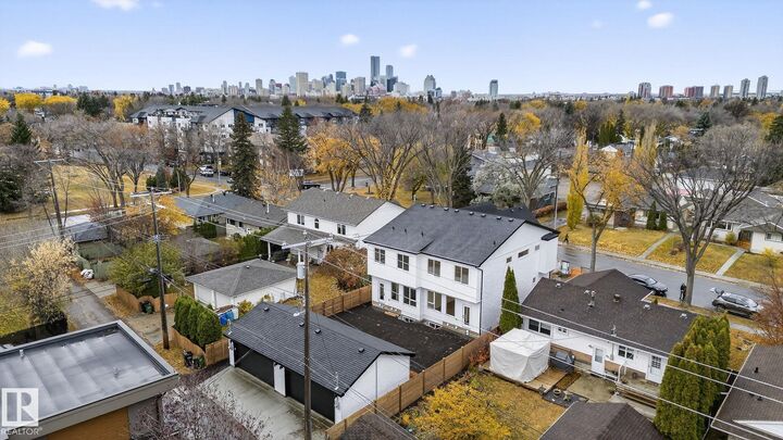 Photo de la propriété:  7711 95 Avenue NW  AB T6C 1X8