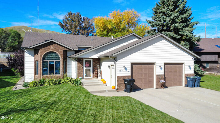 Property Photo:  407 16th Avenue NE  ND 58554