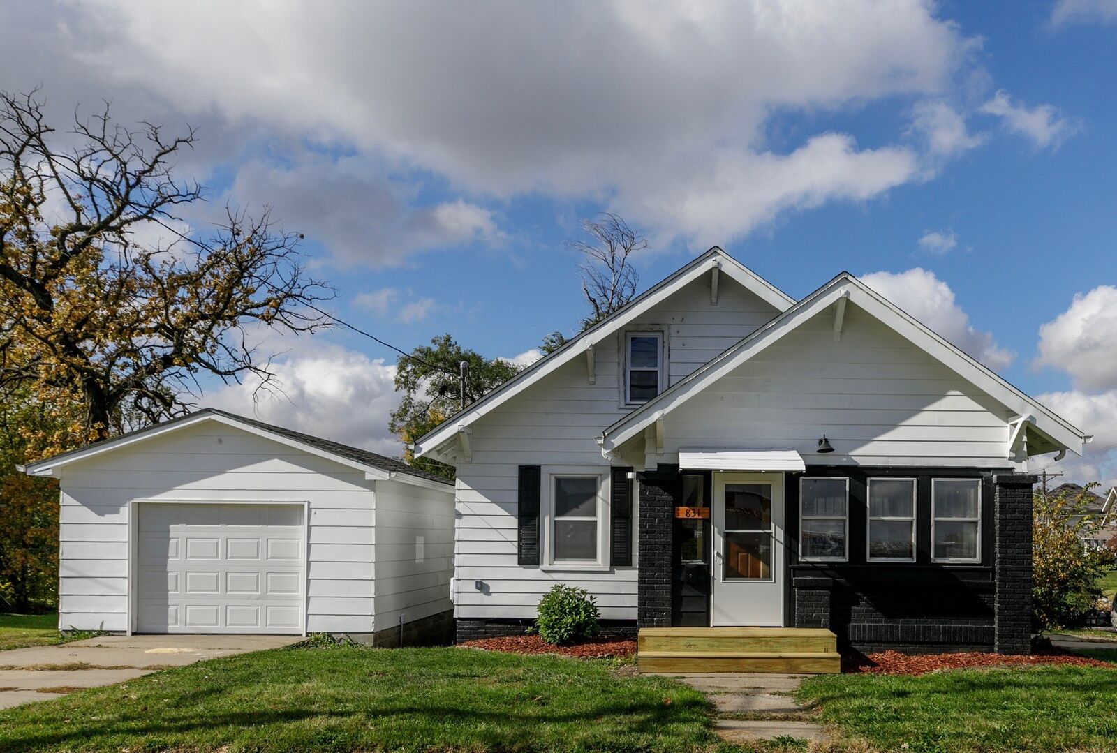 Property Photo:  831 1st Street N  IA 50208 