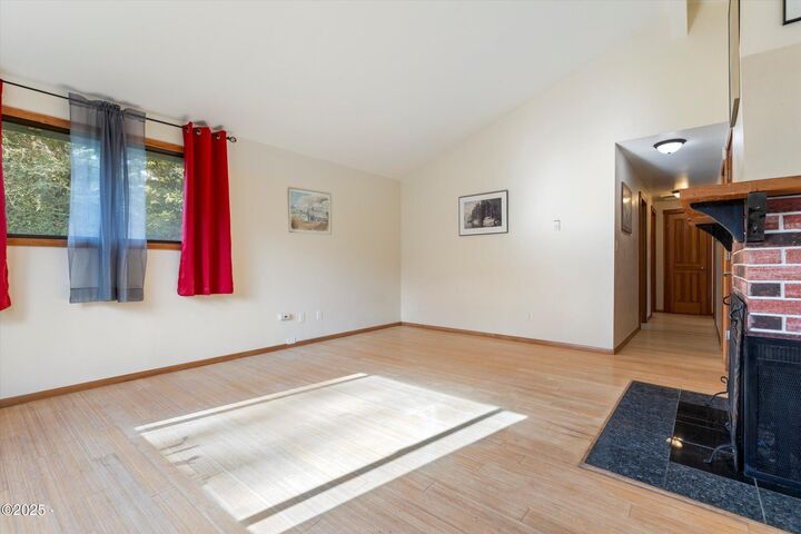 Property Photo:  252 NW 18th Street  OR 97365