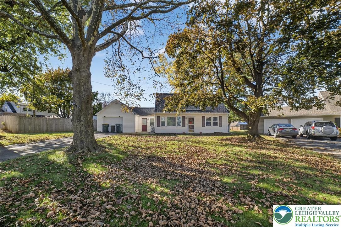 Property Photo:  4 Middle Court  PA 18045