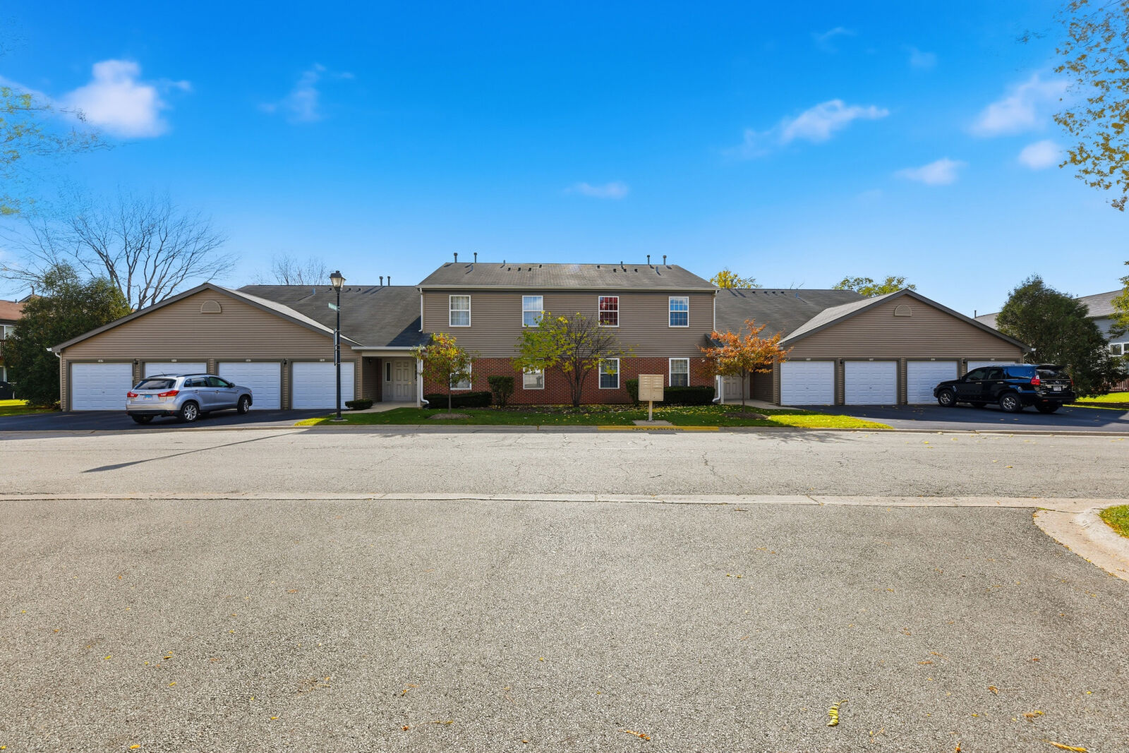 Property Photo:  767 E Whispering Oaks Drive 767  IL 60074 