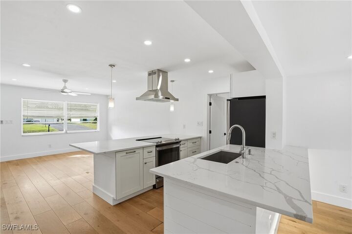 Property Photo:  1205 Hilltop Drive  FL 34103