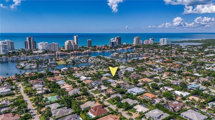 Property Photo:  516 Neapolitan Ln  FL 34103 