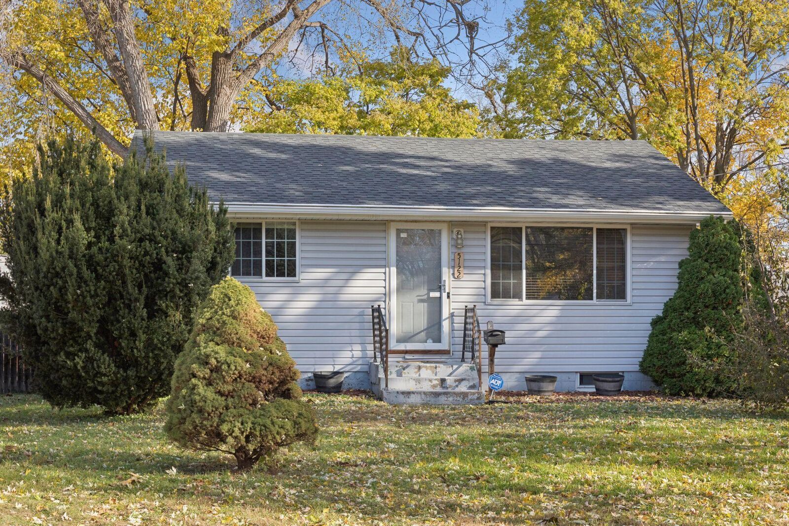 Property Photo: 5122 Florida Avenue N MN 55428