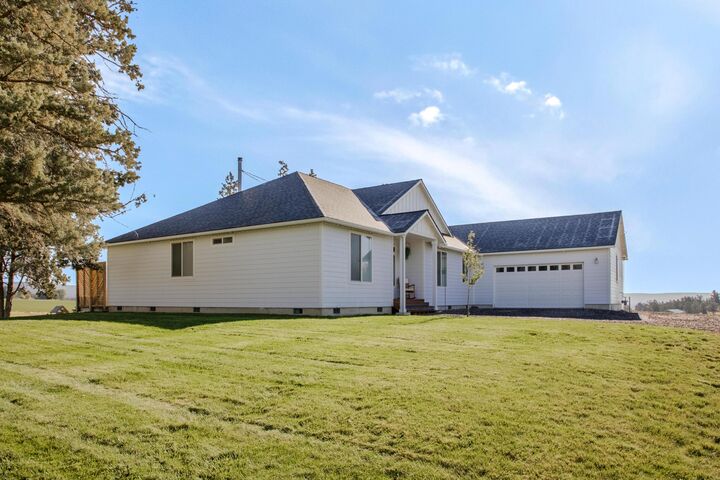 Property Photo:  8997 NW Elizabeth Way  OR 97754 