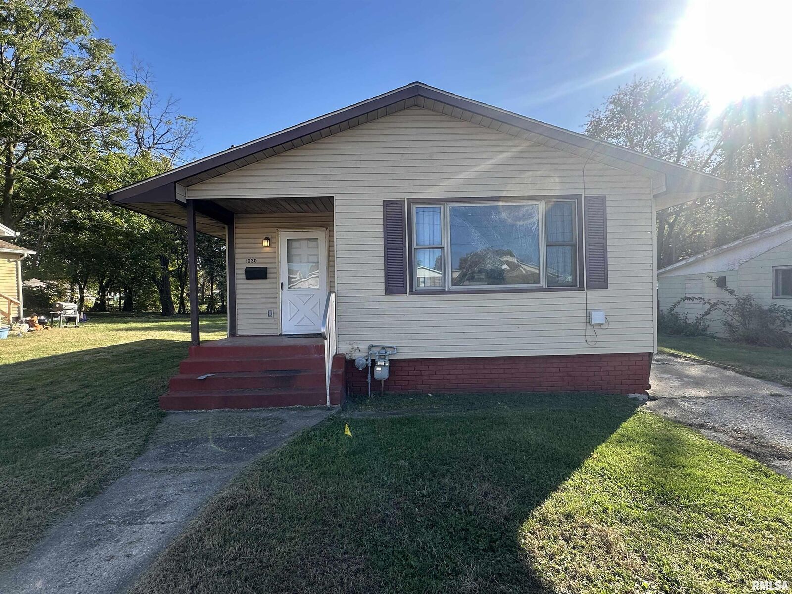 Property Photo: 1030 W Berrien Street IL 61401