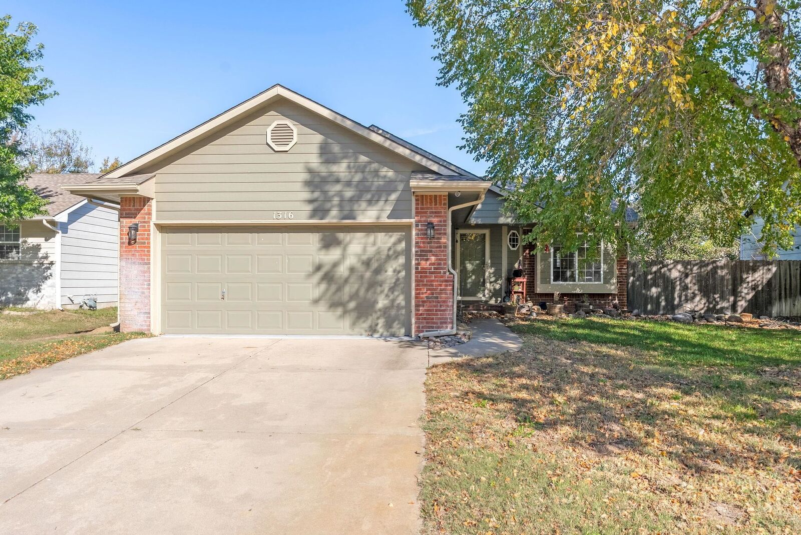 Photo de la propriété:  1316 E Spring Cir  KS 67050