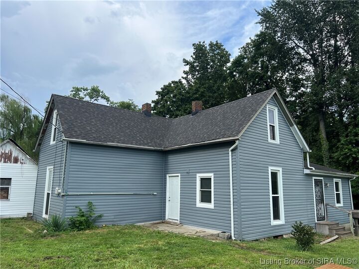 Property Photo:  404 E Mulberry Street  IN 47167