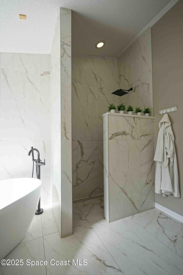 Property Photo:  4433 Winderwood Circle  FL 32835 