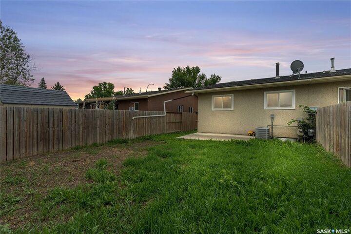 Property Photo:  3922 Diefenbaker Drive 303  SK S7L 6C6 