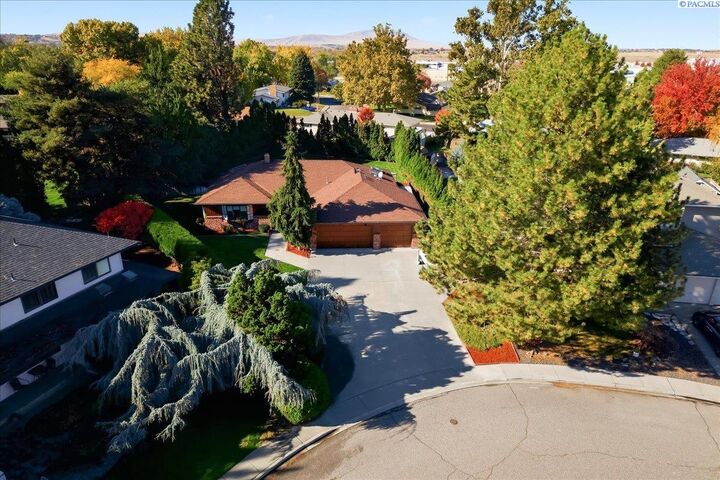 Property Photo:  1675 April Loop  WA 99354