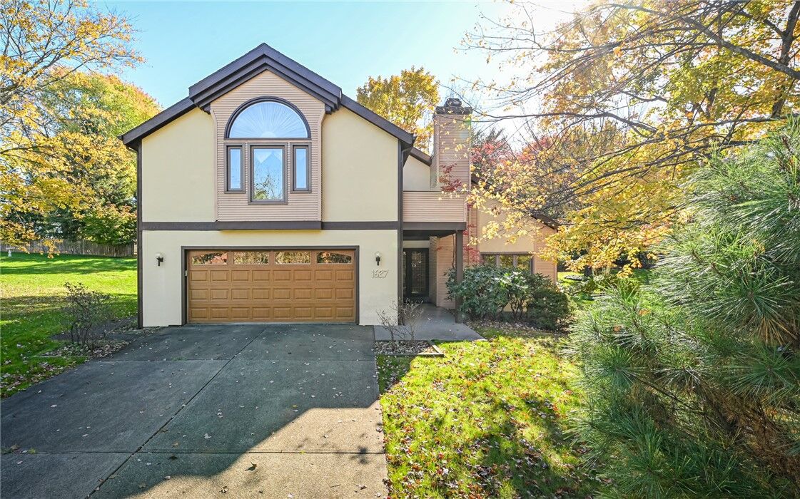 Property Photo:  1627 King James Dr  PA 15237