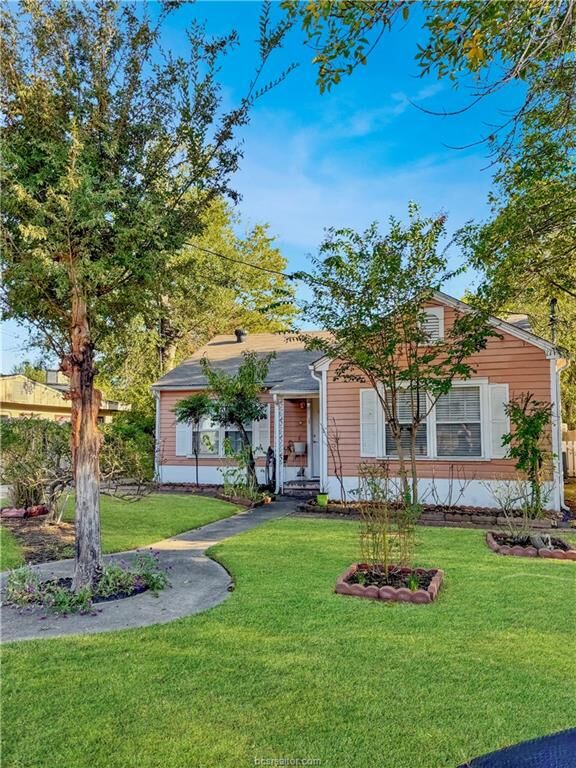 Property Photo: 203 Dellwood Street TX 77801