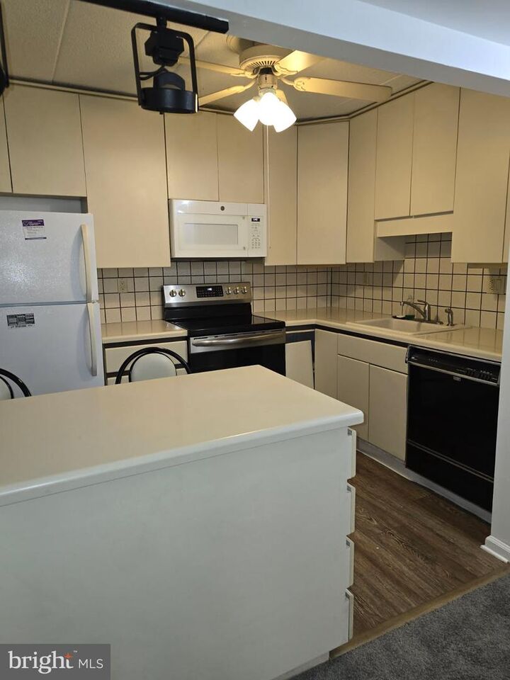 Property Photo:  154 Woodstream Condo 154  PA 19403