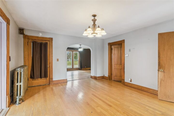 Property Photo:  906 E 5th Street  IA 52349 
