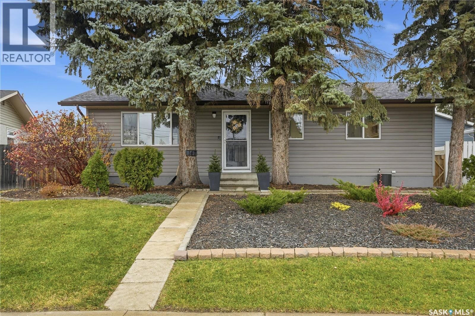 Property Photo: 147 Maclean Crescent SK S7J 2R6
