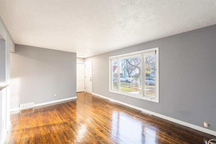 Property Photo:  1179 Magnus Avenue  MB R2X 0N7