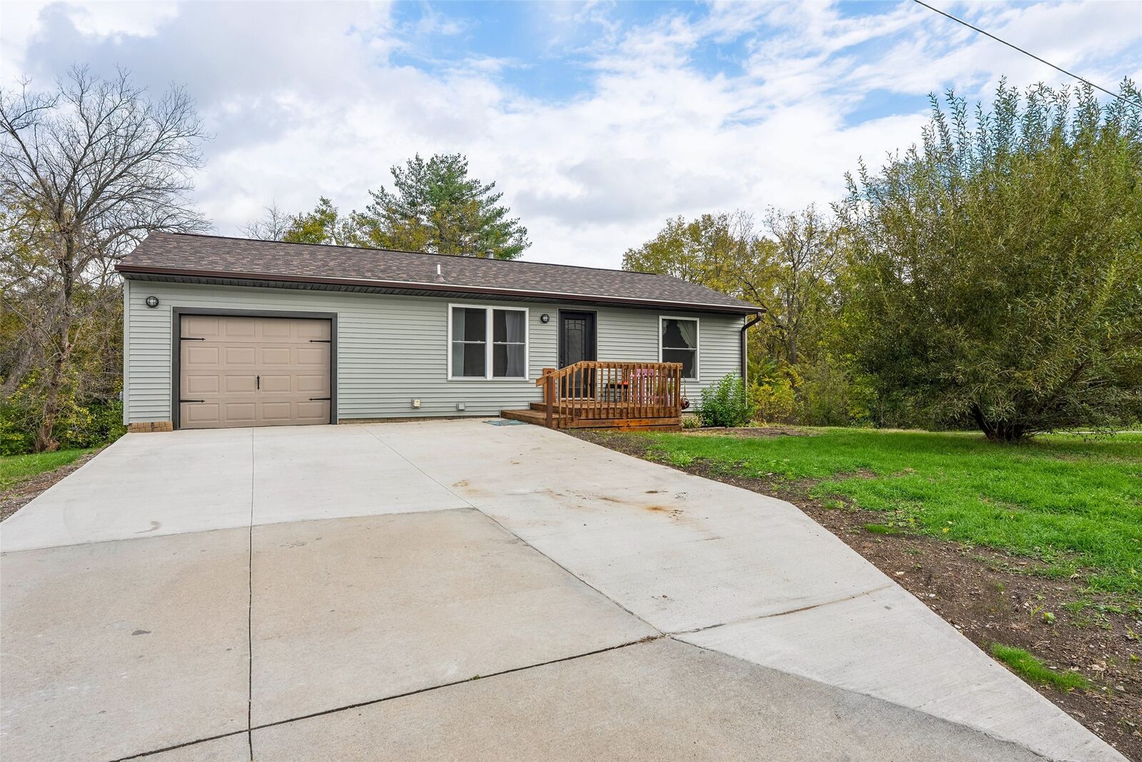 Property Photo: 917 S Roche Street IA 50138