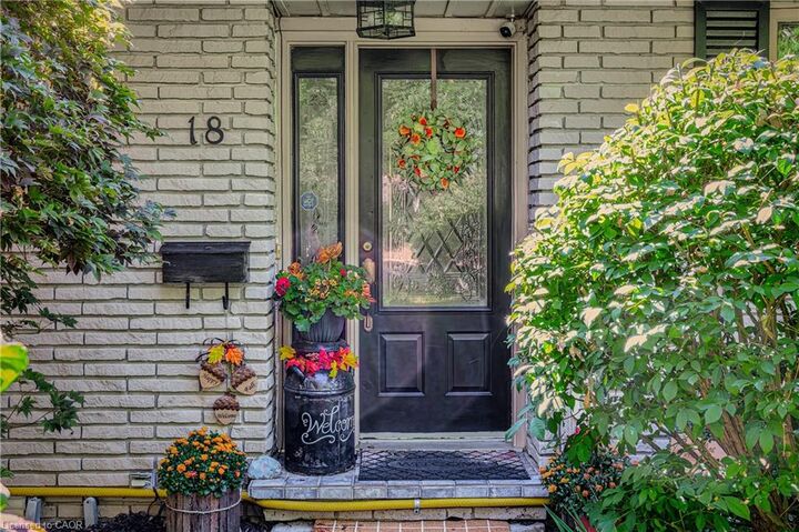 Property Photo:  18 Lynndale Road  ON N3Y 1Z8 