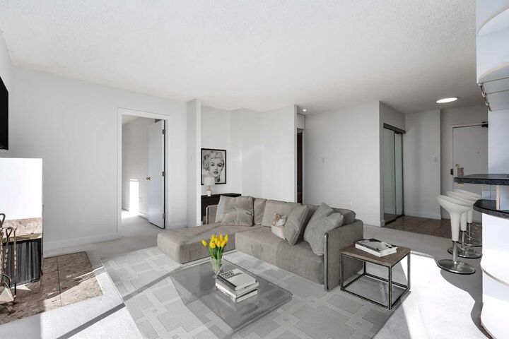 Property Photo: 1334 14 Avenue SW 605 AB T3C 0W2