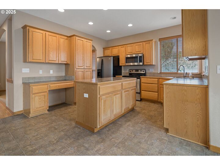 Property Photo: 6935 SE Renada St OR 97267