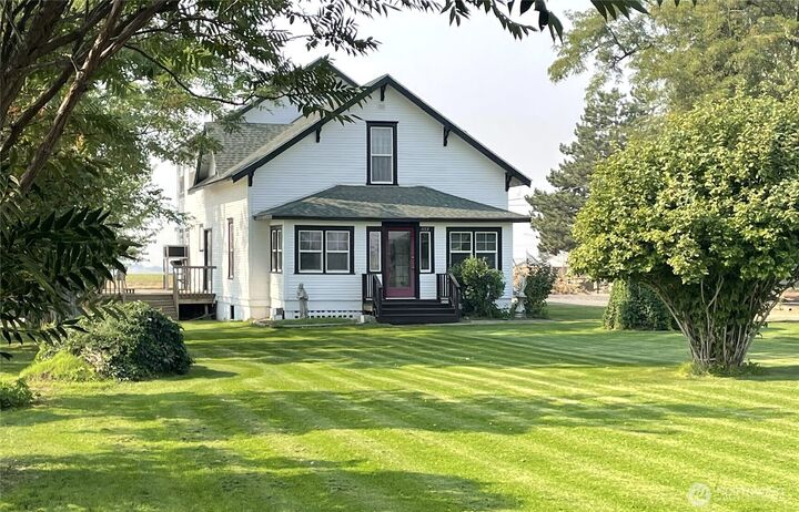 Property Photo: 1113 S County Road WA 98857