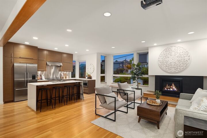 Property Photo:  1002  5th Avenue N  WA 98109 