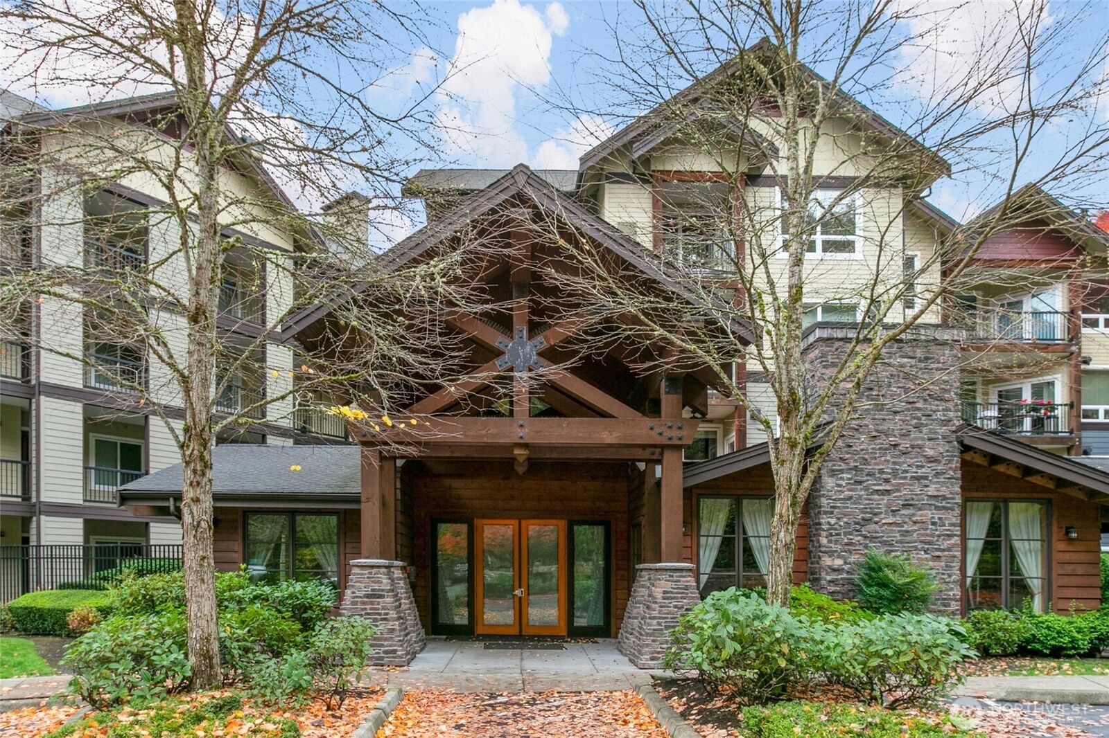 Property Photo: 18707 SE Newport Way 102 WA 98027