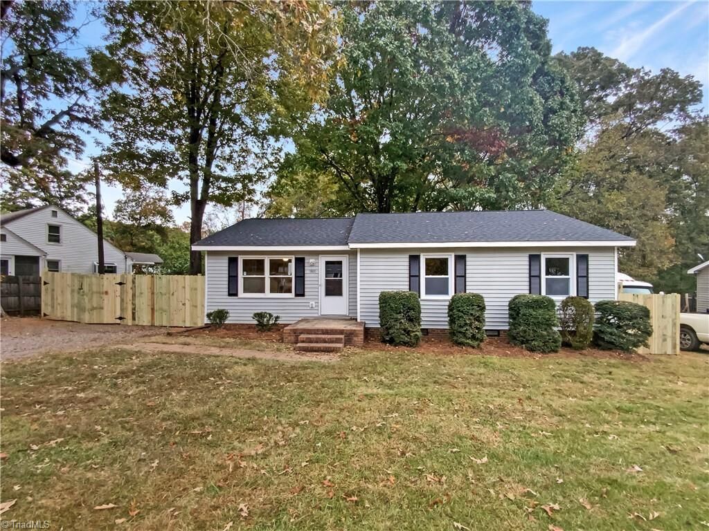 Property Photo: 1806 Glenside Drive NC 27405