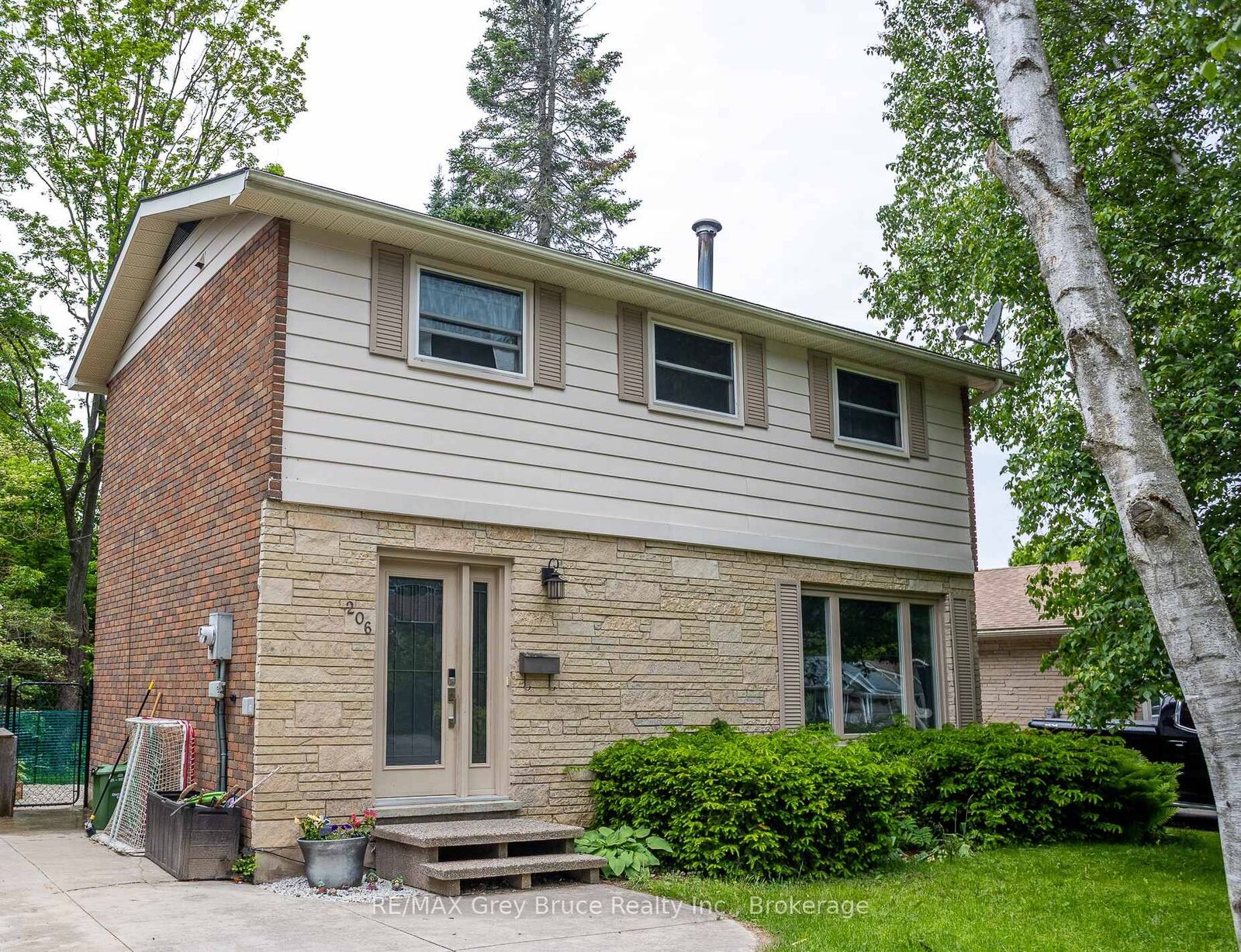 Property Photo:  206 6th Avenue E  ON N4K 2T3