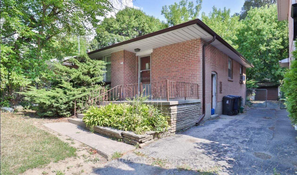 Property Photo: 11 Collinson Boulevard ON M3H 3B7