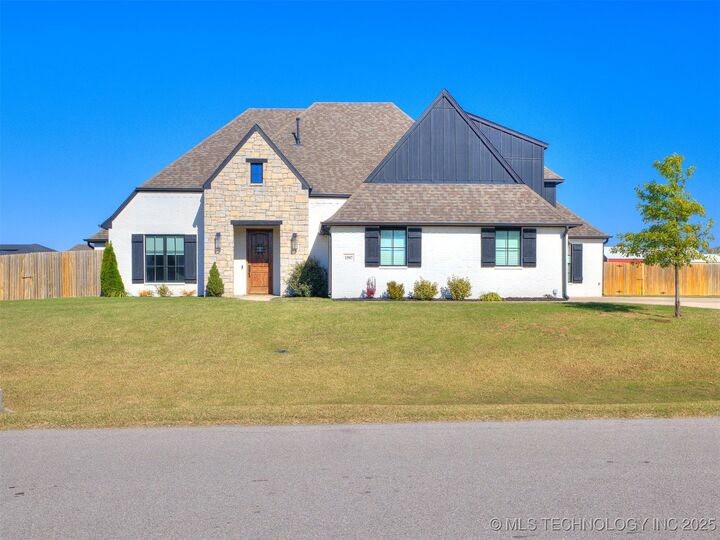 Property Photo:  15907 E 106th Place  OK 74055 