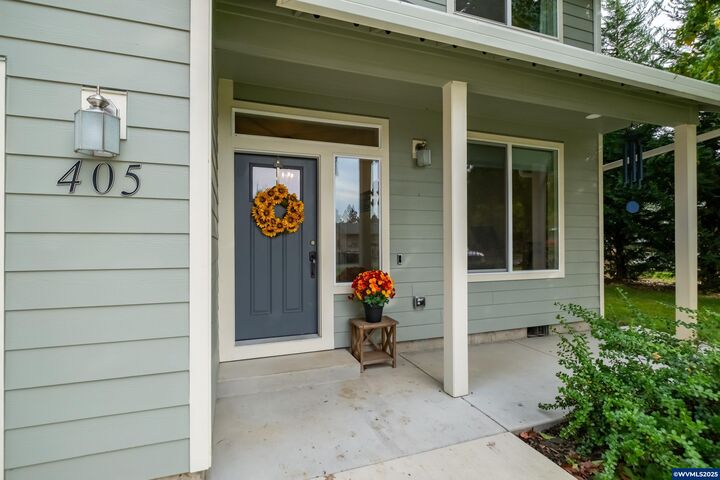 Property Photo: 405 NW Juniper Ln OR 97321