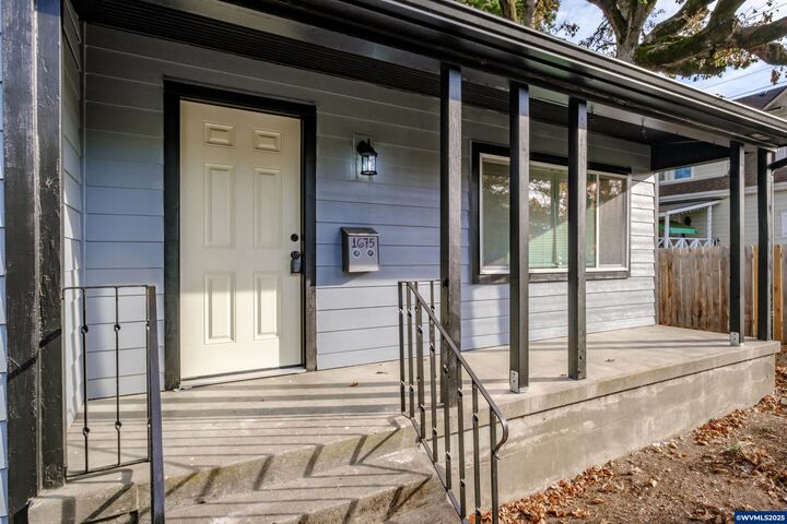 Property Photo: 1675 B St NE OR 97301