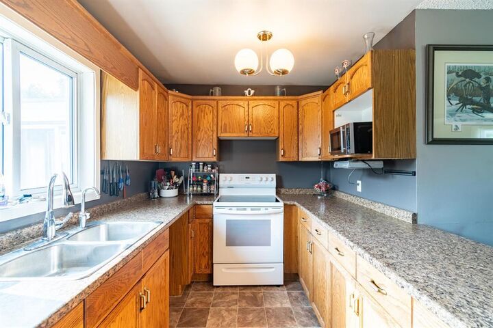 Property Photo:  403 Dunara Avenue  MB R0C 2L0 