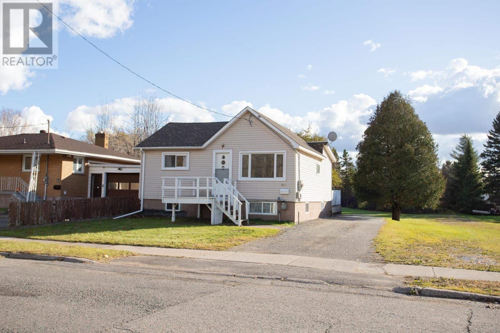 Photo de la propriété:  617 Douglas St  ON P6C 1V5 