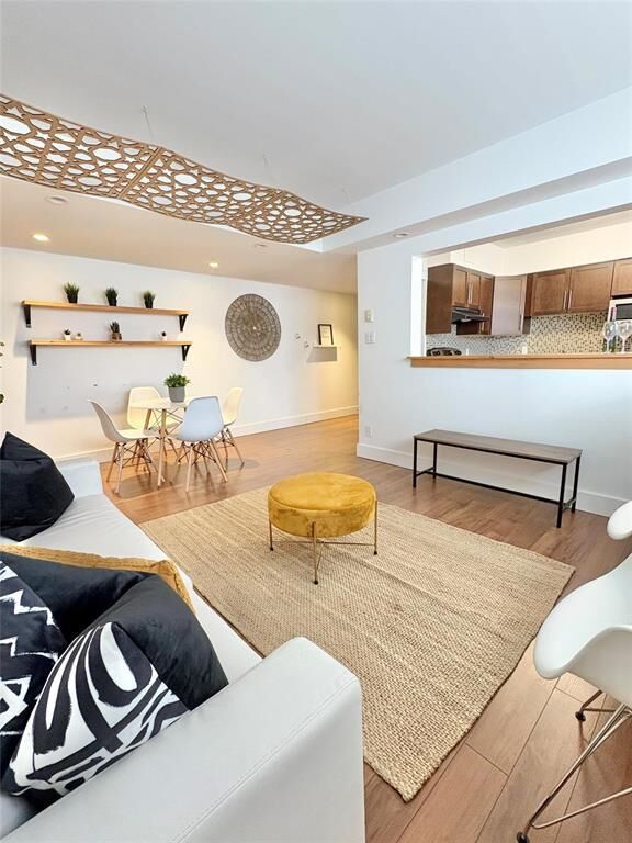 Property Photo:  375 Stradbrook Avenue  MB R3L 0J7 