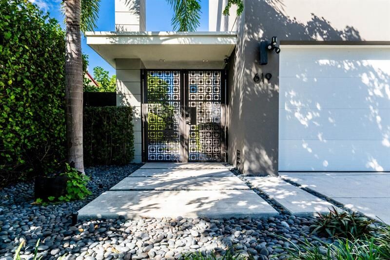 Property Photo: 619 SW 10th St N/A FL 33315