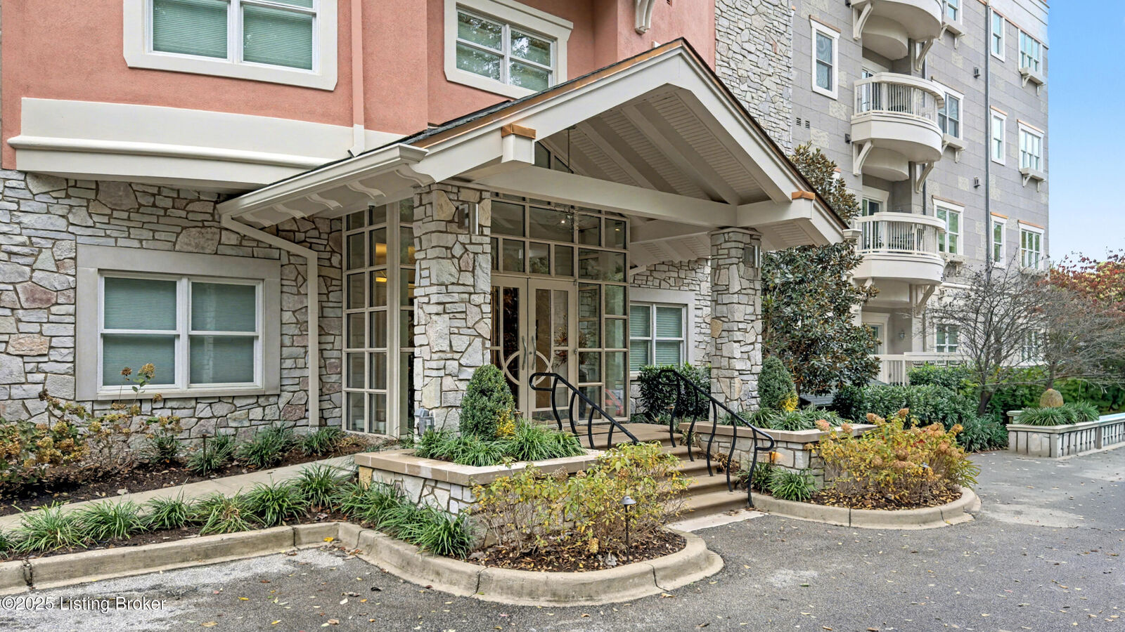 Property Photo: 1409 Mockingbird Terrace Dr Unit 104 KY 40207