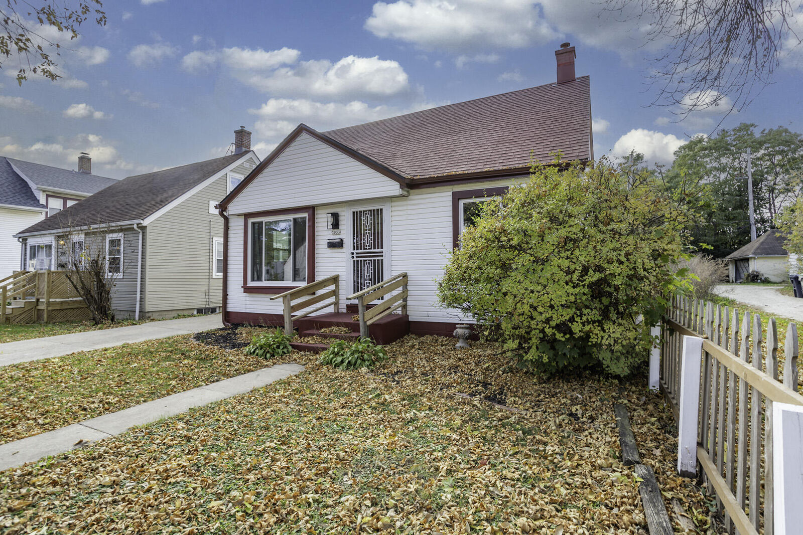 Property Photo:  3033 W Eggert Pl  WI 53209 