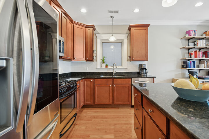 Property Photo: 2250 W Foster Avenue 2E IL 60625