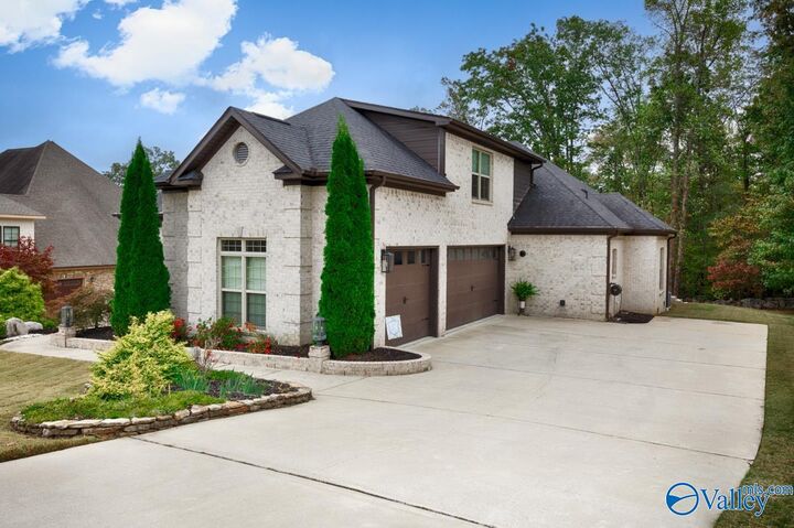 Property Photo: 7126 Trillium Court AL 35763